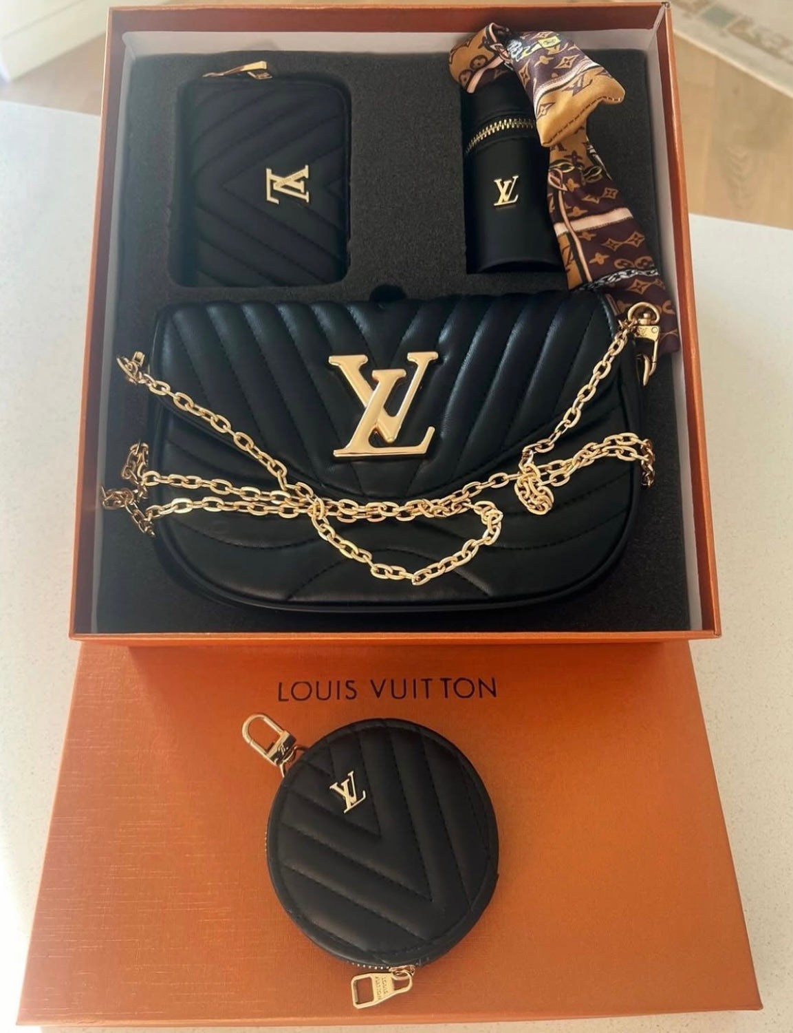 Special Gift Louis Vuitton Bag + Wallet + Accessories!